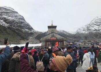 धाम में उमड़ रही भक्तों की भीड़, पूजा के लिए तड़के से लग रही लाइन, 22 घंटे खुला रखा जा रहा मंदिर