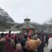 धाम में उमड़ रही भक्तों की भीड़, पूजा के लिए तड़के से लग रही लाइन, 22 घंटे खुला रखा जा रहा मंदिर