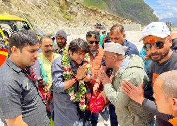 कड़ी सुरक्षा के बीच बद्रीनाथ धाम पहुंचे बागेश्वर धाम वाले बाबा धीरेंद्र शास्त्री