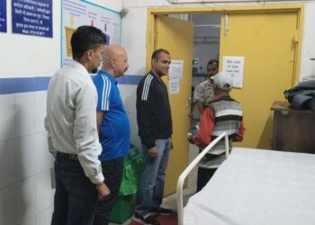 जिलाधिकारी ने रात्रि में किया जिला चिकित्सालय का औचक निरीक्षण, सुविधाओं को बेहतर बनाने के दिए निर्देश