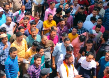 चिन्यालीसौड़ और डुंडा में सड़कों पर प्रदर्शन, पुरोला में बंद पड़ी दुकानें खोलने को मांगा सहयोग