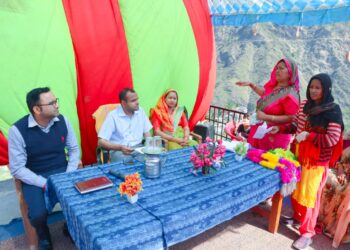 डीएम ने फलासी गाँव पहुंचकर सुनी जन समस्याएँ,30शिकायतें की गई दर्ज