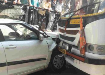 मसूरी में फिर एक बस हादसा, कार से टकराई बस, बाल बाल बचे लोग