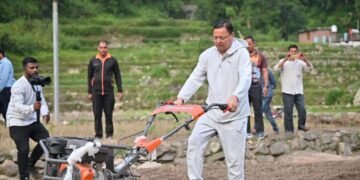 सीएम धामी ने सुबह सबेरे खेतों में बोया “मंडुआ”, ट्रेक्टर थाम खेत में की “जुताई”