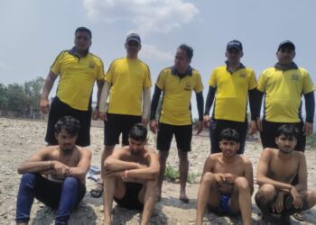 फरिश्ता बनकर आये एसडीआरएफ के जवान, गंगा में बह रहे 4पर्यटकों कि बचाई जान