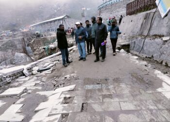 केदारनाथ धाम में चल रहे निर्माण कार्यों का डीएम ने लिया जायजा