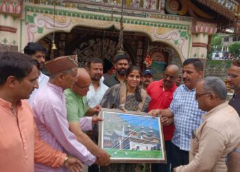 त्यूणी पहुंचे मुख्य सचिव एस.एस.संधू और जिलाधिकारी सोनिका ने आज हनोल में महासू देवता मन्दिर के किए दर्शन