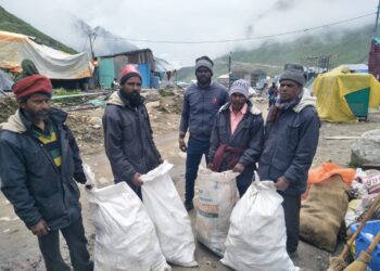 केदारनाथ में पर्यावरण मित्रों ने चलाया सफाई अभियान,70किलो कूड़ा किया एकत्रित