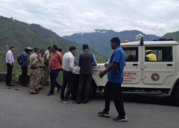 बद्रीनाथ राजमार्ग पर खांकरा के पास खाई में गिरी कार