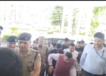 यहाँ सीएम धामी का अचानक सीढ़ियों पर फिसला पाँव, गिरने से बाल-बाल बचे