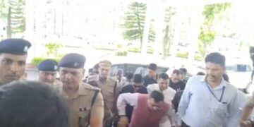 यहाँ सीएम धामी का अचानक सीढ़ियों पर फिसला पाँव, गिरने से बाल-बाल बचे