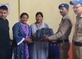 धारी देवी दर्शनों के लिए जा रही महिला का लाखों की ज्वेलरी से भरा बैग रास्ते में छूटा, पुलिस ने लौटाया
