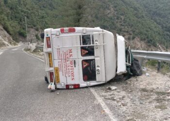 टेंपो ट्रेवलर के हुए ब्रेक फेल, बाल-बाल बची 10 जिंदगी