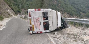 टेंपो ट्रेवलर के हुए ब्रेक फेल, बाल-बाल बची 10 जिंदगी
