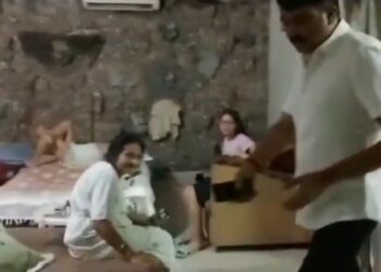 यहाँ हथियारबंद बदमाशों के एक घर में घुसकर लूट करने से मची सनसनी