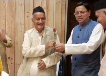 सीएम धामी ने उत्तराखण्ड के लोकतंत्र सेनानियों को किया सम्मानित