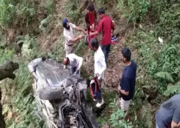 उत्तराखंड : यहां अनियंत्रित होकर गहरी खाई में जा गिरी कार,….6 लोग घायल
