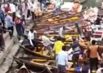 नैनीताल में पर्यटकों व नाव चालकों के बीच हुआ विवाद, जमकर चले चप्पू। वीडियो वायरल..