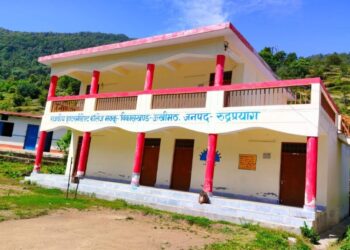 GIC मक्कू में महत्वपूर्ण विषयों के शिक्षक ही नहीं तो कैसे होगी बेहतर पढ़ाई, DM को भेजा ज्ञापन..