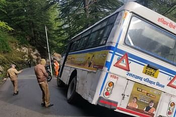 गंगोत्री के पास रोडवेज की बस हुई हादसे का शिकार, बाल-बाल बची 32 यात्रियों की जान