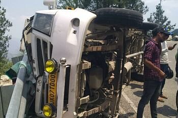 Uttarakhand: यमुनोत्री हाईवे पर खाई में गिरी मोटर साइकिल,दो की मौत,टिहरी में सड़क पर पलटा यात्रियों का वाहन