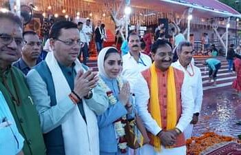 ऋषिकेश के बीटल्स आश्रम में योग-ध्यान कर खुश हुए विदेशी मेहमान, फिर गंगा आरती में हुए लीन