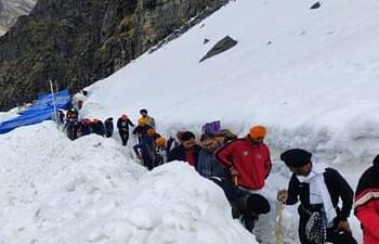 13 साल बाद हुआ ऐसा,जून के महीने में भी आठ फीट बर्फ के आगोश में समाया हेमकुंड साहिब