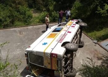 गर्भवती महिला को ले जा रही एम्बुलेंस पलटकर घर की छत पर गिरी, तीन घायल