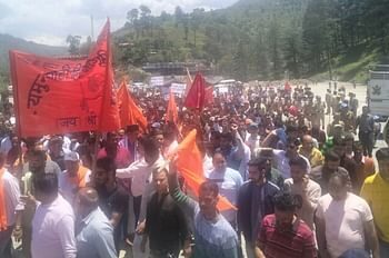 नाबालिग को भगाने के मामले ने पकड़ा तूल, सड़कों पर उतरे प्रदर्शनकारी