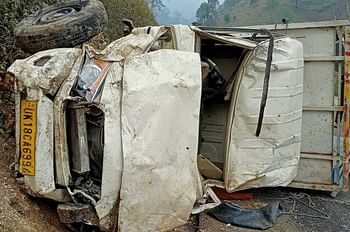 गिरेछीना मार्ग पर सड़क से नीचे गिरा पिकअप वाहन, हादसे में तीन लोगों की गई जान,तीन घायल