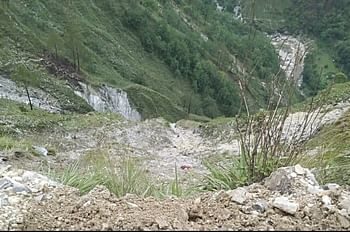 यहाँ 500 मीटर गहरी खाई में गिरी बोलेरो,आठ की मौत,दो घायल