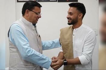 सीएम पुष्कर सिंह धामी से मिले क्रिकेटर आकाश मधवाल,आईपीएल में खेली थी शानदार पारी