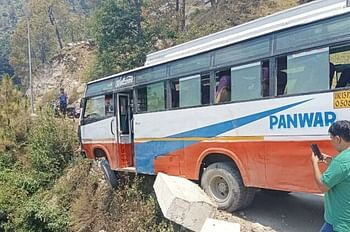 तेज रफ्तार बस पैरापिट तोड़कर हवा में झूलने लगी, बरातियों में मची चीख-पुकार