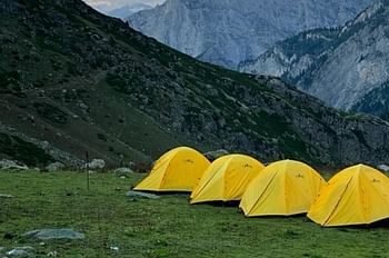 कालिंदी ट्रैक पर ट्रैकर्स दल के साथ गए एक गाइड की मौत, 14 सदस्यीय दल भी फंसा