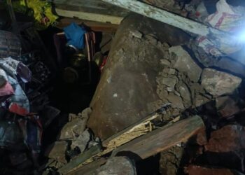 यहाँ मकान के ऊपर गिरा बोल्डर,बड़ी अनहोनी टली