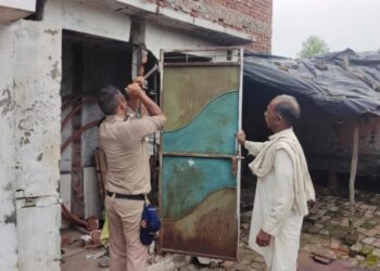 पटवारी और एई-जेई पेपर लीक प्रकरण में फरार आरोपी के घर की हुई कुर्की..