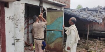 पटवारी और एई-जेई पेपर लीक प्रकरण में फरार आरोपी के घर की हुई कुर्की..