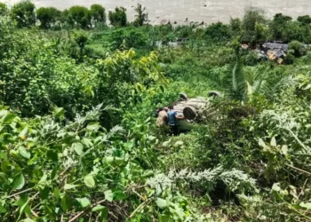 आल्टो कार गहरी खाई में गिरी, चालक की मौत अन्य घायल