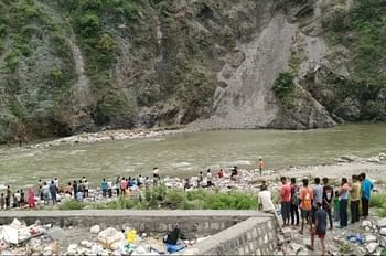 हादसा:नयार नदी में बहीं दो लड़कियां! मौत