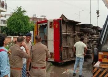 यहाँ पलटी यात्रियों से भरी बस!!