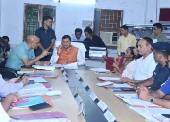 सीएम धामी पहुंचे आपदा कंट्रोल रूम,अधिकारियों को दिए निर्देश
