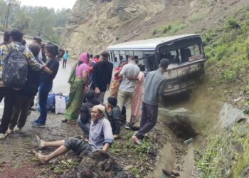 28 सवारियों को लेकर जा रही बस के ब्रेक हुए फेल,चालक की सूझबूझ से टला बड़ा हादसा