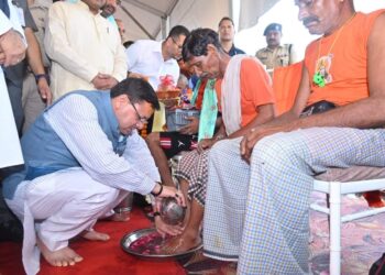 कांवड़ियों के पैर धोकर मुख्यमंत्री धामी ने लिया आशीर्वाद, हरिद्वार में उमड़ रहा शिवभक्तों का सैलाब