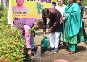 हरेला पर्व का हुआ आगाज, मुख्यमंत्री धामी ने पत्नी संग किया पौधरोपण..