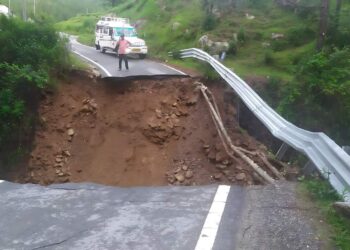 बिग ब्रेकिंग–: राजधानी गैरसैंण का संपर्क टूटा,हाइवे बीच से कई मीटर टूटा,आवाजाही ठप्प