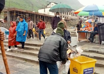 केदारनाथ धाम सहित यात्रा मार्गों पर सफाई व्यवस्था में लगे कर्मचारी,चलाया जा रहा विशेष अभियान