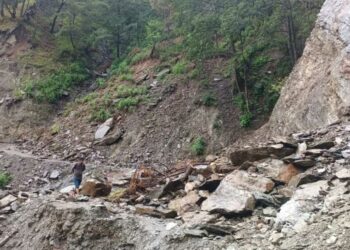 देवसारी जाने वाला मोटरमार्ग पिछले एक सप्ताह से बंद