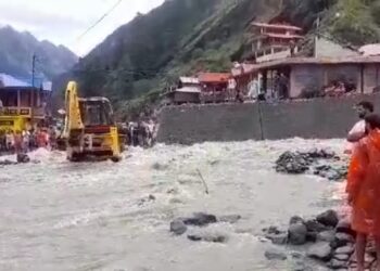 गंगोत्री हाईवे कई जगहों पर बंद, हज़ारों कांवड़ फंसे, गंगोत्री जाने पर रोक