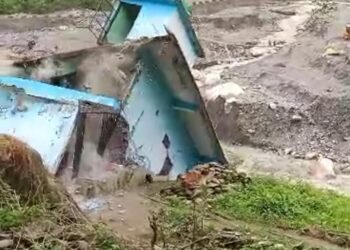 यहां पलक झपकते नदी में समाया मकान