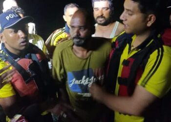 कोटद्वार जा रही कार नदी में समाई, 2लोग रेस्क्यू ,3 लापता!